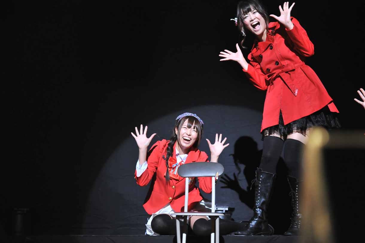 「チャイムが終われば」の模様。桃咲まゆと秋山ありす。