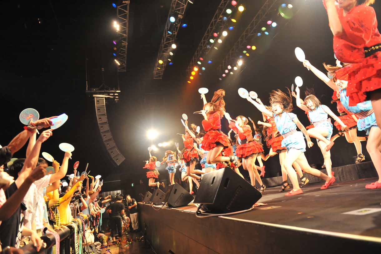 「HANABI!!」をパフォーマンスするLinQ。