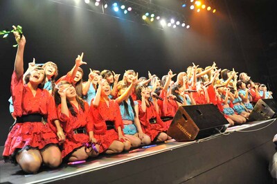 ステージ上で記念撮影するLinQ。