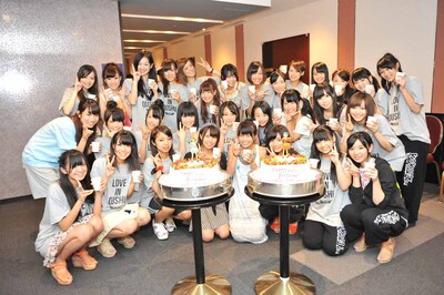 バースデーケーキを囲んで全員で記念撮影するLinQ。