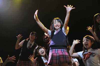 「Wake up」の模様。MYUが起き上がるシーン。