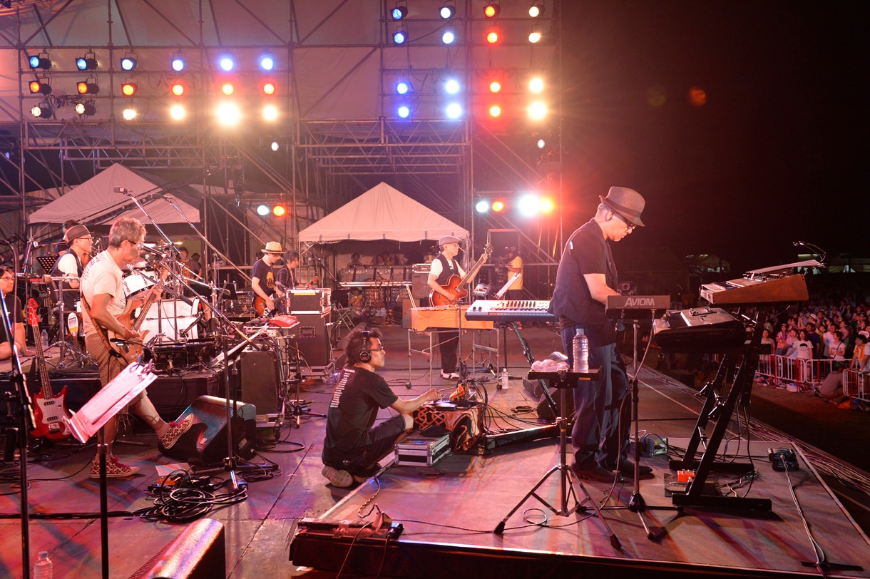 昨年行われた「WORLD HAPPINESS」よりスペシャルバンド＜The おそ松くんズ＞のライブの様子。（Photo by TEAM LIGHTSOME）