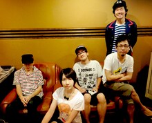 劔樹人（右上）と神聖かまってちゃん。