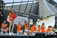「IDOL NATION」で「アイドル収穫祭 ～iDOL Street EXPO 2013～」の開催を発表するSUPER☆GiRLS。
