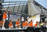 「IDOL NATION」で「アイドル収穫祭 ～iDOL Street EXPO 2013～」の開催を発表するSUPER☆GiRLS。