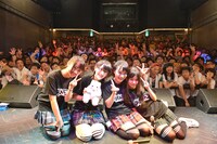 最後は会場のファンと一緒に記念撮影。