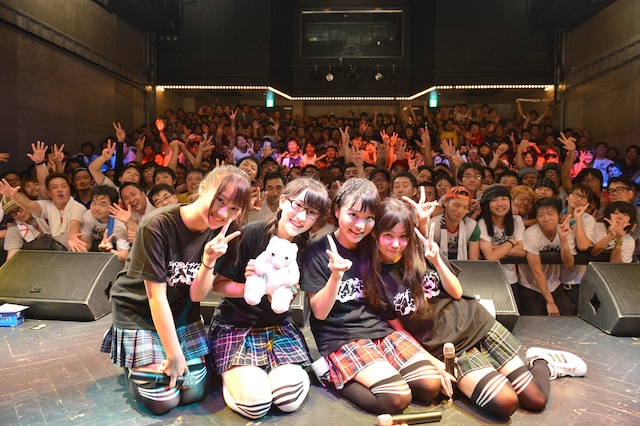 最後は会場のファンと一緒に記念撮影。