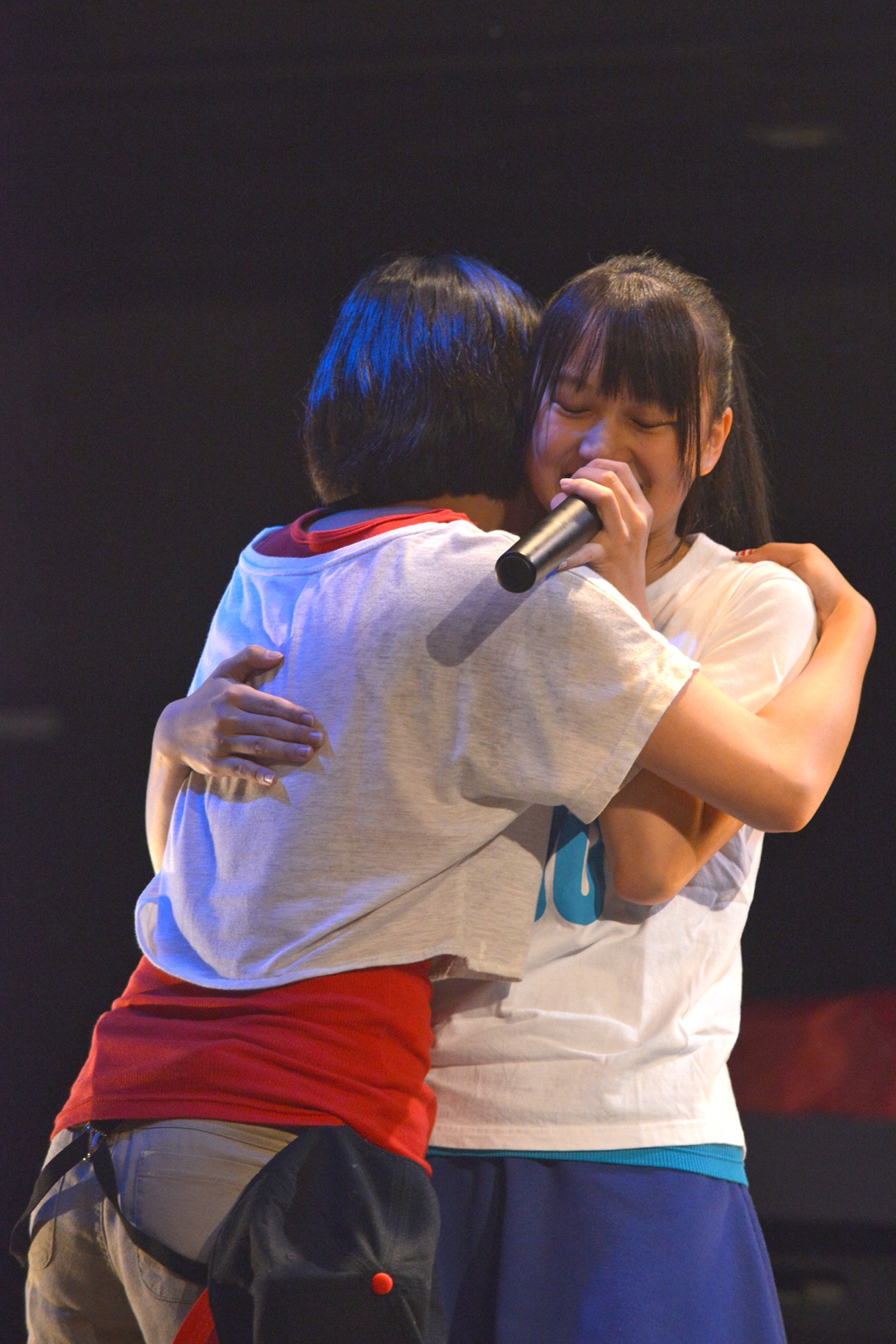 抱き合うMC MIRI（写真左）とMC YUKA（右）。