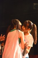 口づけを交わそうとするMC HIME（写真左）とMC YUKA（右）。