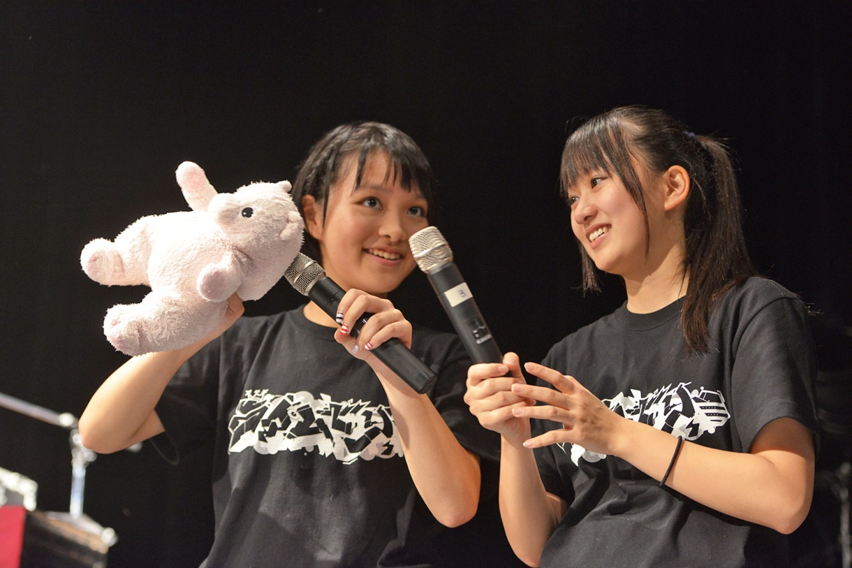 MC MIRI（写真左）が手にしているのは、DJ HIKARUが「1歳の頃におばあちゃんからもらった」という大事なぬいぐるみ、ピーちゃん。
