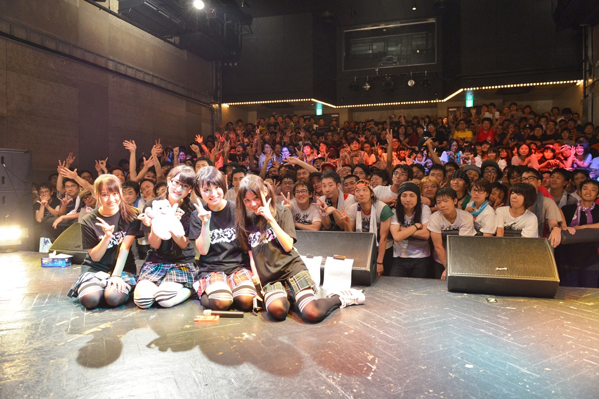 ライムベリー1stワンマンライブ「MAGIC PARTY」終演後の記念撮影。