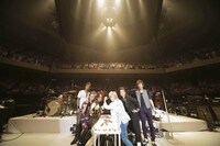 この日42歳の誕生日を迎えた松岡充を祝ってバースデーケーキ、めろちん（写真左から2番目）とともに記念撮影。