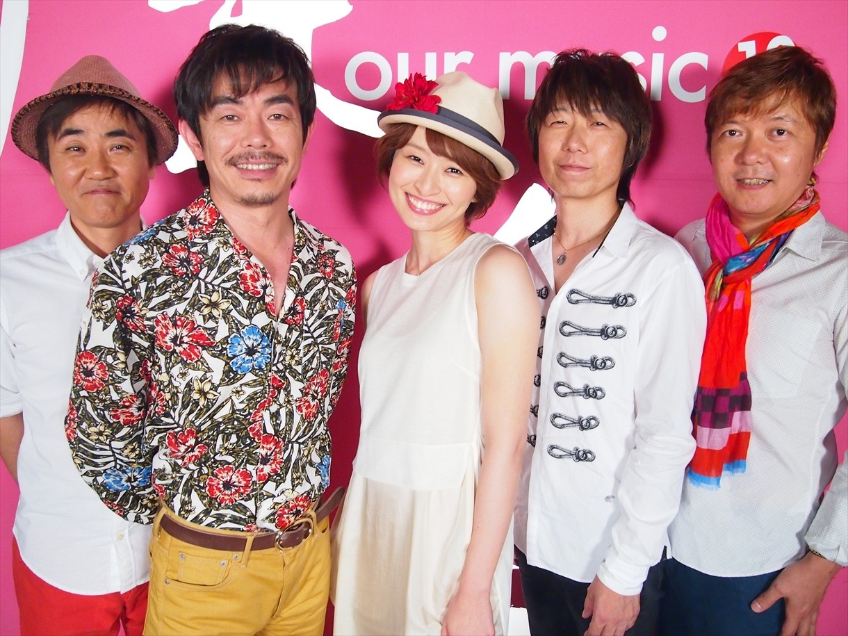 スタジオライブ収録後の島袋寛子（写真中央）とTHE BOOM。