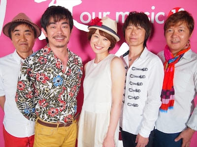 スタジオライブ収録後の島袋寛子（写真中央）とTHE BOOM。