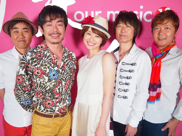 スタジオライブ収録後の島袋寛子（写真中央）とTHE BOOM。