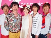 スタジオライブ収録後の島袋寛子(写真中央)とTHE BOOM。