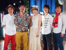 スタジオライブ収録時の島袋寛子（写真中央）とTHE BOOM。