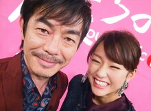 トーク収録後の宮沢和史と桐谷美玲（写真左から）。
