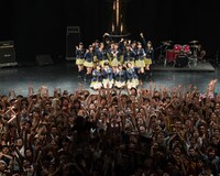 「メロンジュース」ビデオクリップ撮影の記念写真。 (c)AKS