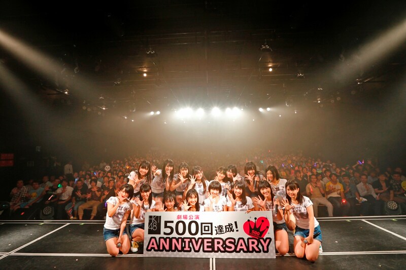 HKT48劇場500回公演の記念写真。(c)AKS