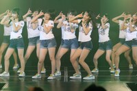 HKT48劇場500回公演で初披露された「メロンジュース」のパフォーマンス。(c)AKS