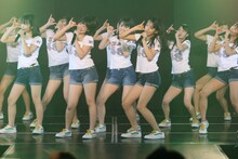 HKT48劇場500回公演で初披露された「メロンジュース」のパフォーマンス。(c)AKS