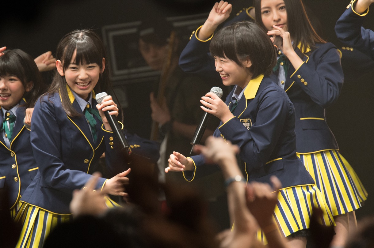 「メロンジュース」ビデオクリップ撮影での宮脇咲良と朝長美桜。(c)AKS