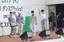 特設ステージに登場したSHINee。