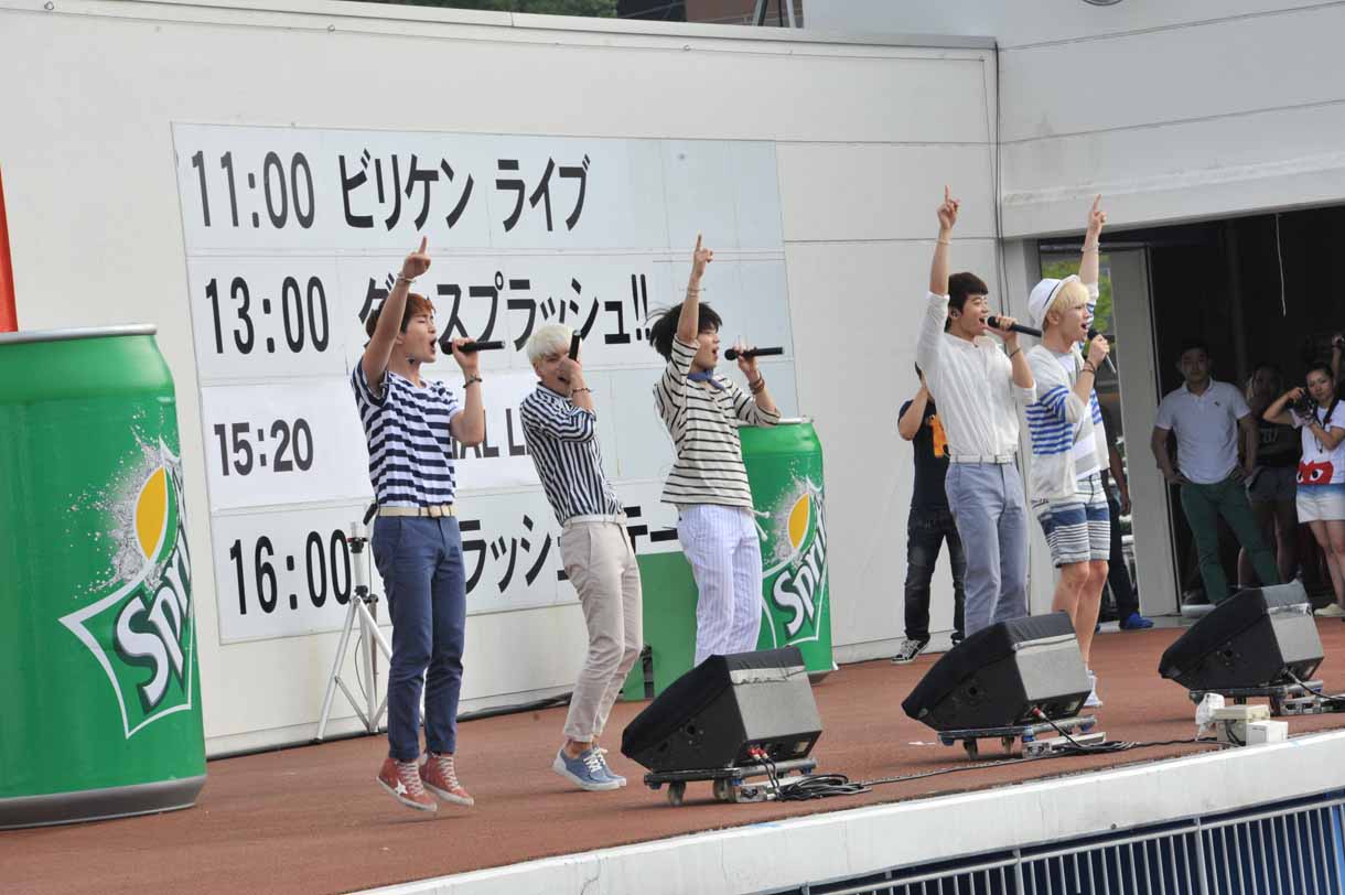 SHINee「Boys Meet U」歌唱時の様子。