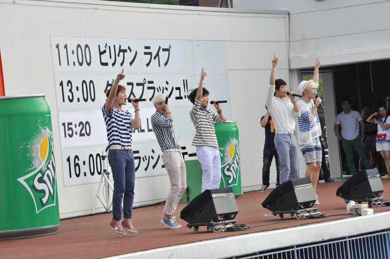 SHINee「Boys Meet U」歌唱時の様子。