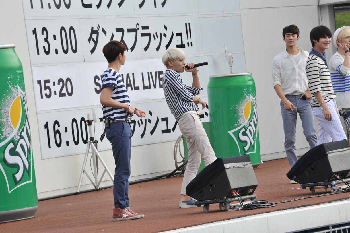 SHINee「Boys Meet U」歌唱時の様子。