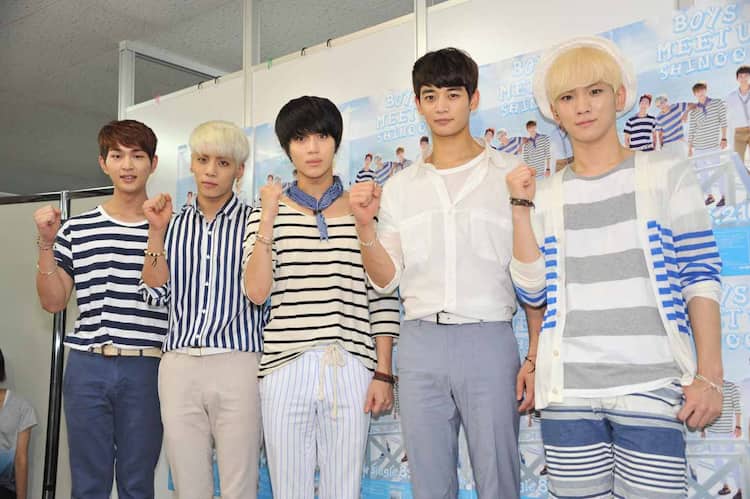 Shinee プールサイドで猛暑吹き飛ばすサプライズライブ 音楽ナタリー Shinee プールサイドで猛暑吹き飛ばすサプライズライブ 音楽ナタリー