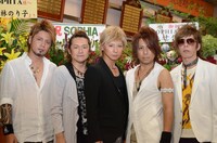 ライブ開演約1時間前、マスコミ向けの囲み取材に応じたSOPHIA。