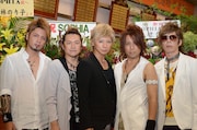 ライブ開演約1時間前、マスコミ向けの囲み取材に応じたSOPHIA。
