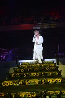 3曲目の「ヒマワリ」で、ヒマワリの生花で飾られた階段を降りながらアリーナ前方のファンへ近付く松岡充（Vo）。