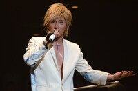 活動休止について真剣に思いを語るMC中の松岡充。