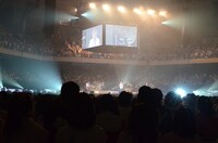 ラストナンバー「WHITE」で雪降る演出も相まって感動に包まれる場内。