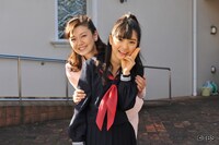 左から南野陽子と川島海荷。