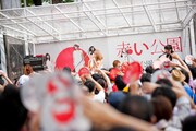 本日8月14日に東京・新宿ステーションスクエアで行われた赤い公園のフリーライブの様子。