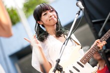 津野米咲（G, Piano, Cho）