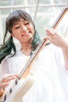 津野米咲（G, Piano, Cho）