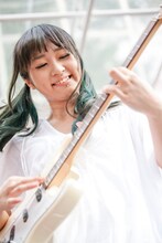 津野米咲（G, Piano, Cho）