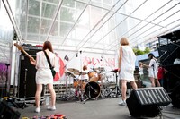 本日8月14日に東京・新宿ステーションスクエアで行われた赤い公園のフリーライブの様子。