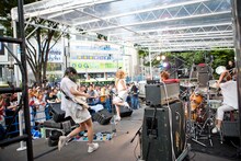 本日8月14日に東京・新宿ステーションスクエアで行われた赤い公園のフリーライブの様子。