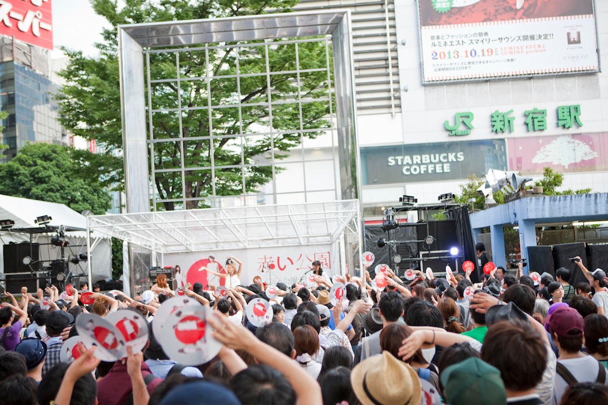 本日8月14日に東京・新宿ステーションスクエアで行われた赤い公園のフリーライブの様子。