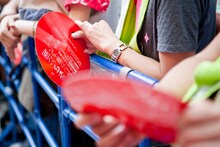 本日8月14日に東京・新宿ステーションスクエアで行われた赤い公園のフリーライブの様子。