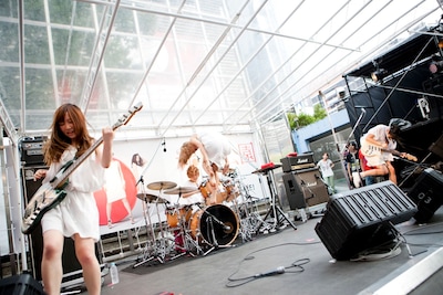 本日8月14日に東京・新宿ステーションスクエアで行われた赤い公園のフリーライブの様子。