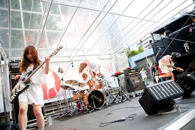 本日8月14日に東京・新宿ステーションスクエアで行われた赤い公園のフリーライブの様子。