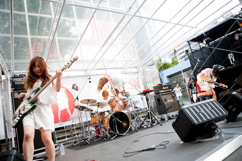 本日8月14日に東京・新宿ステーションスクエアで行われた赤い公園のフリーライブの様子。