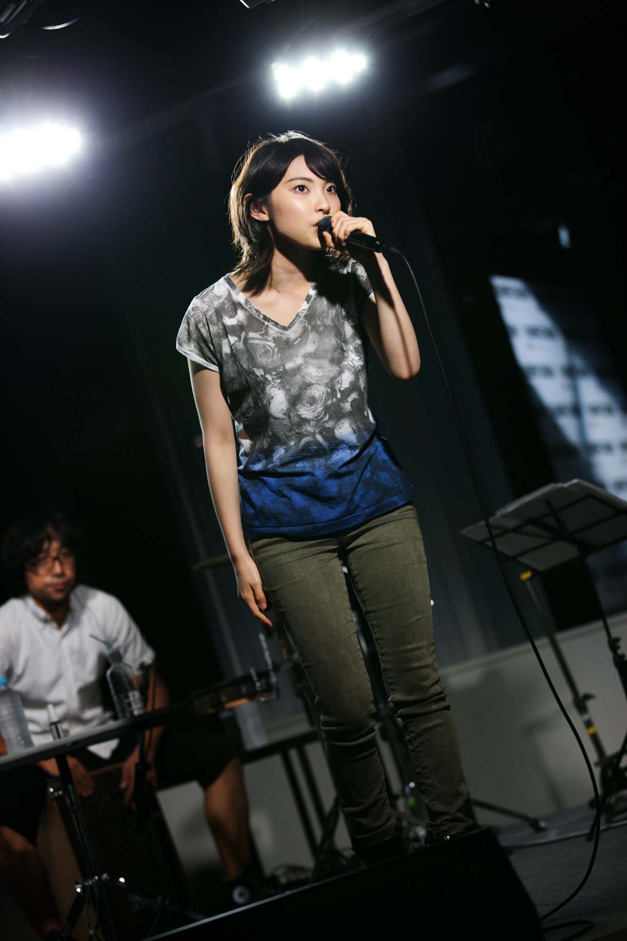 家入レオのスタジオライブ時の様子。